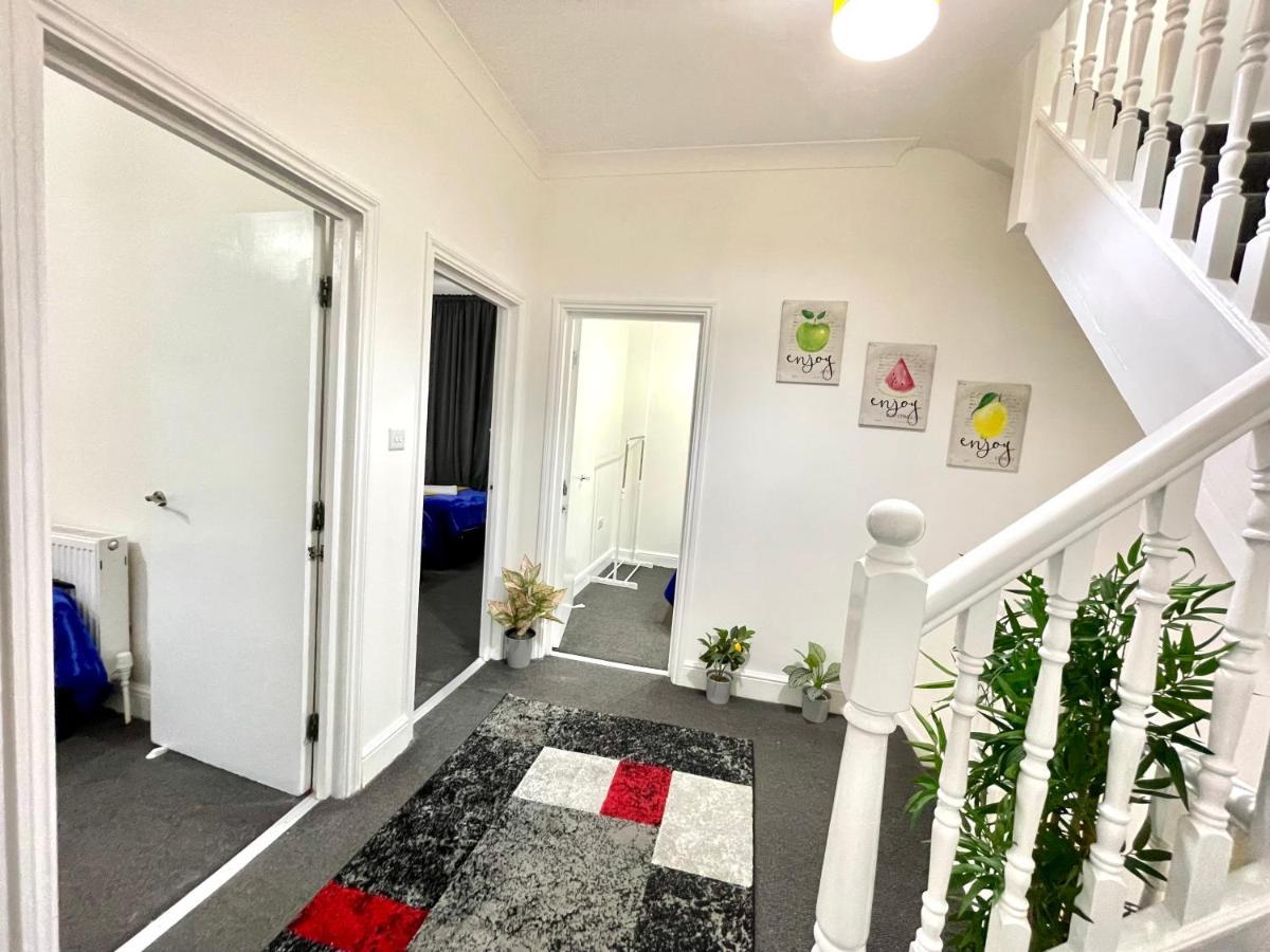 4 Bedrooms House, 3 Bathrooms , Separate Reception, Full Kitchen, Garden, Parking Лондон Экстерьер фото