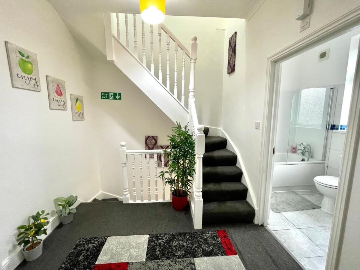 4 Bedrooms House, 3 Bathrooms , Separate Reception, Full Kitchen, Garden, Parking Лондон Экстерьер фото